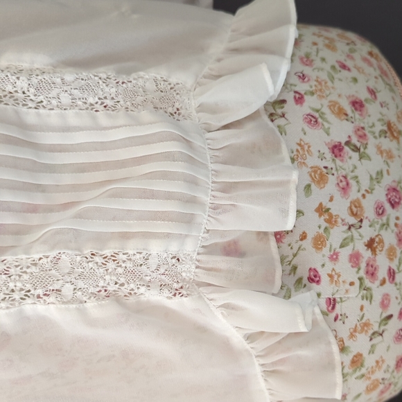 White sheer lace blouse - very whimsical! - Picture 3 of 4